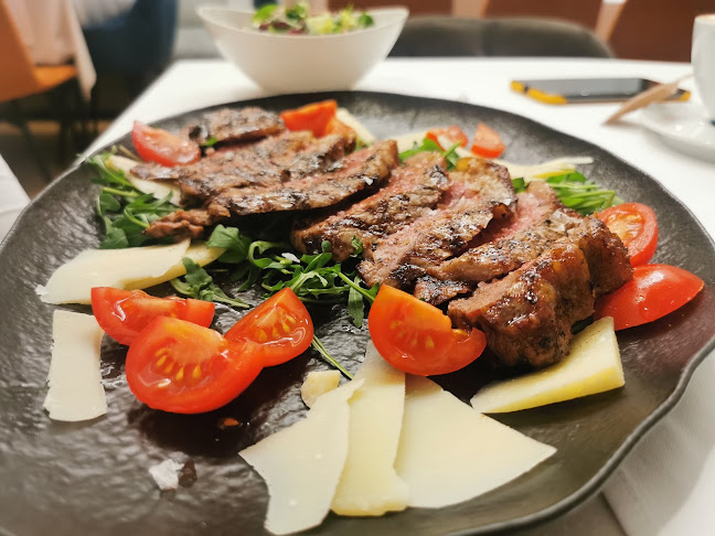 Maroon Restaurant Café