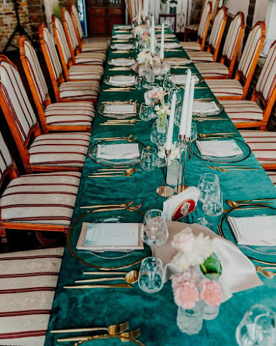 Curtea Veche - Gastronomie și ospitalitate