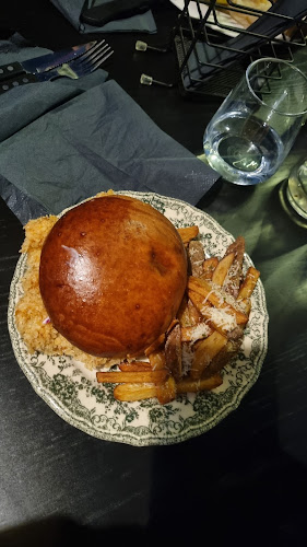 Opinii despre Snobbish Burger în Bacău - Gastronomie și ospitalitate