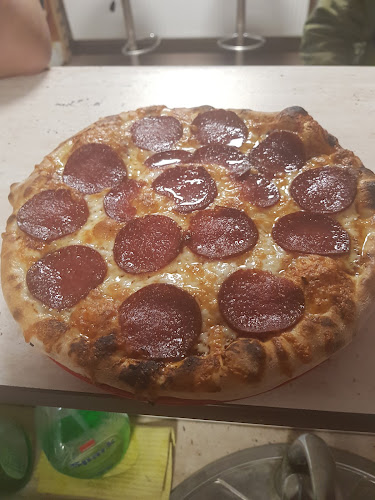 Pizza la noi aici