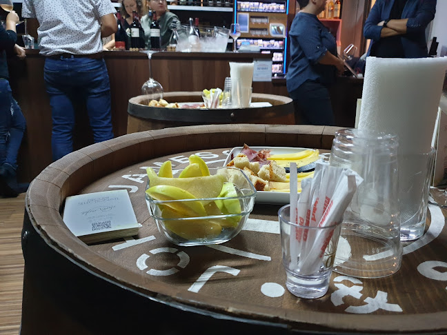 White Horse Liquor Store - Gastronomie și ospitalitate