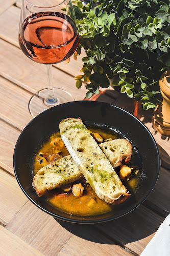 IpaNera Restaurant, Cocktail bar & Beach