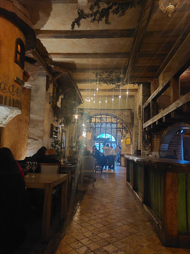 Curtea Veche - Gastronomie și ospitalitate