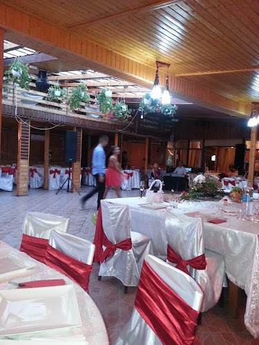 Opinii despre Terasa cu Plopi în Potcoava - Gastronomie și ospitalitate