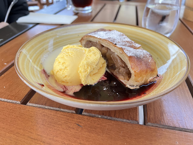 Opinii despre La Ceaun - Piata Sfatului în Brașov - Gastronomie și ospitalitate