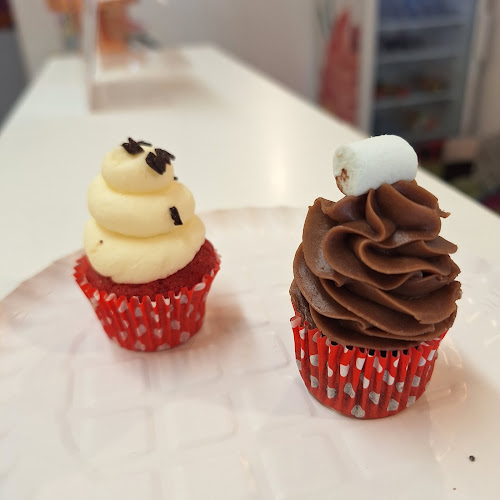 Comentarii opinii despre Briosa Mov - Cofetarie Bacau. Torturi Bacau, Prajituri, Candy Bar Bacau. Tort Botez, Nunta Bacau