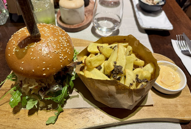 NEST Hotel & Restaurant - Gastronomie și ospitalitate