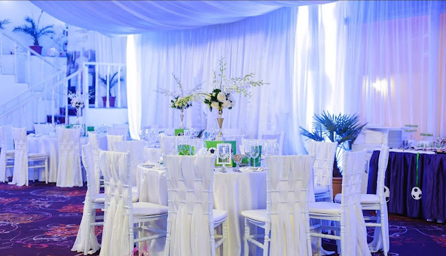 LUXURY by the lake - Gastronomie și ospitalitate