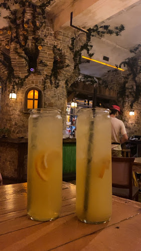 Curtea Veche - Gastronomie și ospitalitate