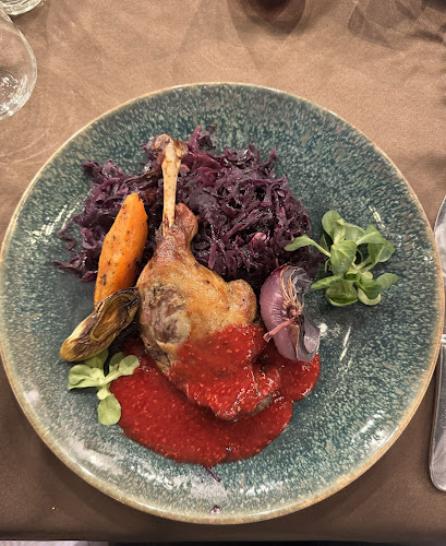 Sub Tâmpa - Gastronomie și ospitalitate